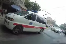 西安交警查获假救护车，卫健委已介入