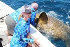 美国16岁女孩钓到500斤大鱼 打破世界纪录图片