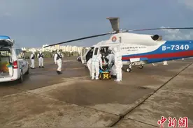 远洋渔船船员病发南海 三亚救援力量启用直升机转运图片