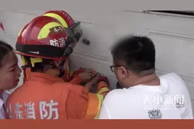 一男孩手指被车库门夹住肿胀发青 龙口消防调派2车10人紧急救援图片