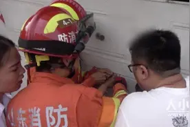 一男孩手指被车库门夹住肿胀发青 龙口消防调派2车10人紧急救援图片