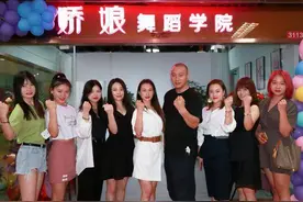 全国首家娇娘舞蹈学院济南启幕 空中瑜伽内外兼修图片