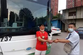 外来打工妹乘车遗失手机，公交人帮助找回后获赞图片