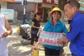 合肥高新区兴园城管搭棚送水关爱瓜农图片