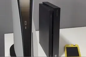 索尼PS5真机图首曝光：实物比Xbox X大不少图片