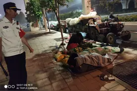 冷风、急雨，卖瓜遇到阴雨天，他们这样打发时间……图片