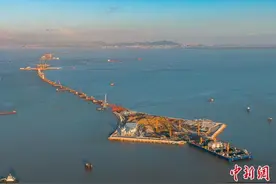 世界最宽海底沉管隧道首节沉管对接完成图片