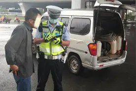 面包车拉运危险品被处罚，这500斤东西一旦泄露后果不堪设想图片