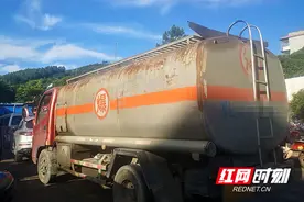 宜章县公安局交警大队查获一辆报废中型油罐车图片