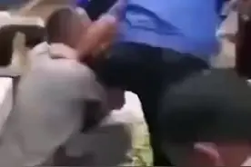 卖菜老人疑似占道经营，陕西汉阴多名城管将老人扔进车斗图片