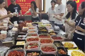 豪横！辅导员点两千多元外卖请毕业生吃视频封面