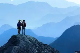“走上人生巅峰”用英语怎么说？丨BBC听英语图片