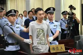 “20年后当街殴打老师案”当事人出狱：意识到以前的错误 学校希望事情过去了就不再提图片