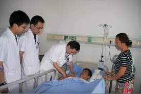 男子开车回家突然下腹剧痛难忍，方向盘都快握不稳，医生：这是男性非常常见的疾病图片