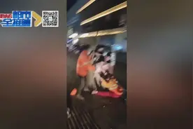 环卫工被两女一男殴打，倒地后又遭踢拽！疑因两条狗起冲突图片