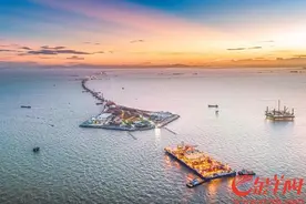 “海底初吻”深中通道首节沉管对接成功图片