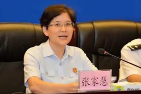 “从前神采飞扬的感觉已荡然无存”，海南“身家百亿”的高院女副院长张家慧出庭受审，过程中一直低着头图片