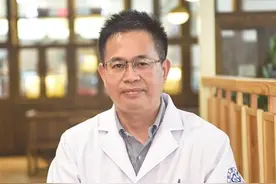 睡觉时他为什么将枕头垫在腿下？骨伤科专家潘浩这样赶走腰椎病图片