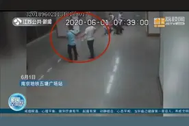 女子南京地铁遭遇“咸猪手”大喊求救 警民齐力擒“色狼”图片
