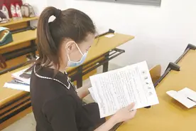 学生收到两年前“写给自己的信”老师变身摄影师跟拍，武汉高校温情送别毕业学子图片