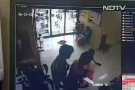 印度一女子意外撞上玻璃门 碎片刺中腹部身亡视频封面