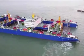 世界最宽沉管隧道首节沉管海底上演“深海之吻”视频封面