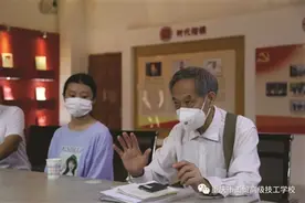 16岁贫困女生公交车上让座 白发爷爷找到学校捐万元学费图片