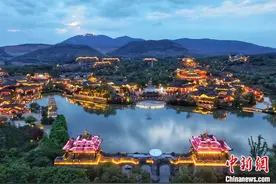 航拍东方盐湖城华灯初上点亮“山镇”图片