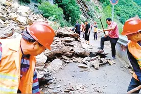 降雨致108国道周至山区段多处塌方 经抢修后目前可单车道通行图片