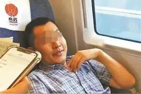 飞机上脱鞋把脚放桌板上，只能忍着？图片