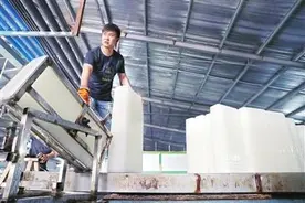 高温天 冰块俏 制冰厂24小时连轴转图片