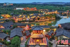 航拍东方盐湖城华灯初上点亮“山镇”图片