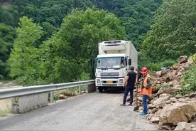 受持续强降雨影响 108国道陕西周至段14处塌方图片