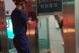 小伙进ATM取款间乘凉被锁，消防破拆玻璃救视频封面