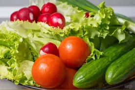 西红柿吃的时候千万要清洗干净，洗不干净的话说不定会中毒图片