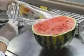 西瓜封上保鲜膜细菌增10倍？！那吃不完的西瓜 到底怎么办……图片