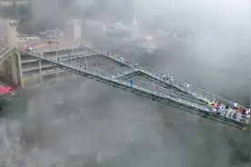 极限荡绳秀 |奥陶纪极限荡绳很刺激？从300米悬崖跳下去什么感觉？他的表情写着：爽图片