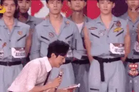 搞笑！何炅暖心举动被误解 弯腰给新人让镜头获赞图片