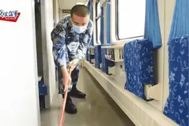乘风破浪的兵哥哥集体坐火车，看完强迫症被治愈了图片
