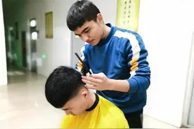 郑州高二学生变身校园“托尼”为师生理发100多次收6个徒弟图片