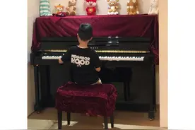 杨千嬅晒儿子弹钢琴背影 幻想小丁将来给自己伴奏图片