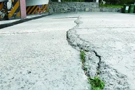 济南鲁能领秀城内部修路遇坎儿，开发商出钱修路却被街道办叫停图片