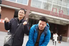 为帮同事戒烟，我们在办公室办了“控烟海报展”，连厕所都不放过图片