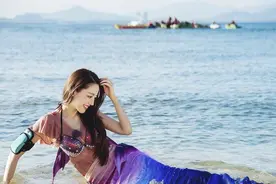 《妻子4》吉娜美人鱼泳装出镜 娇艳红唇皮肤白皙图片