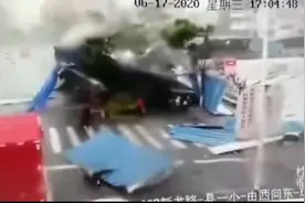 监控拍下骇人瞬间！桂林一铁棚屋顶被大风掀翻，砸中车辆和行人…图片