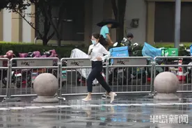 阴雨天给青岛送清凉 部分市民穿上长裤长袖衫图片