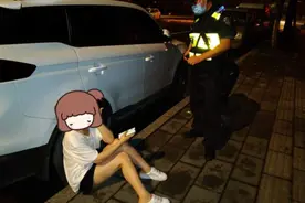 凌晨，杭州姑娘醉倒街头！一群陌生人守了她一夜...图片