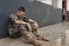 敬礼！这是最可爱的人与“小可爱”们的暖心瞬间图片