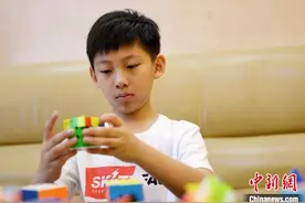踩着高跷复原魔方 福州三年级小学生打破吉尼斯纪录图片