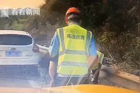 尴尬！男子高速停车带解手 一不小心车钥匙掉进了水沟图片